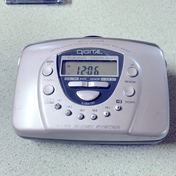 Vintage Lenoxx Sound Audio AM/FM Stereo Cassette Player 1135 Walkman WORKS - Picture 1 of 8